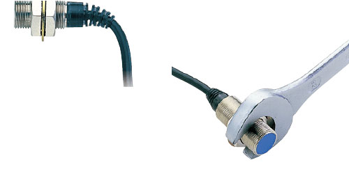 獨立的KEYENCE接近傳感器，高靈敏度和長距離接近傳感器。出色的緊固強度：傳感器外殼厚實堅固。傳感器牢固擰緊，以防止因振動或沖擊引起的松動。靈活的關(guān)節(jié)：電纜通過高靈活接頭連接到傳感器頭，可以彎曲成90度角，同時仍然可以防止電纜斷線。