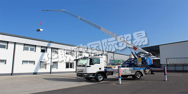 KLAAS早在1933年，由西奧多·克拉斯(Theodor Klaas)在威斯特伐利亞(Westphalia)的阿舍貝格(Ascheberg)成立。作為一名建筑承包商，他在第二次世界大戰(zhàn)后利用他的所有創(chuàng)造力開發(fā)出第一臺傾斜式升降機，這使得建筑工地的工作變得更加容易。